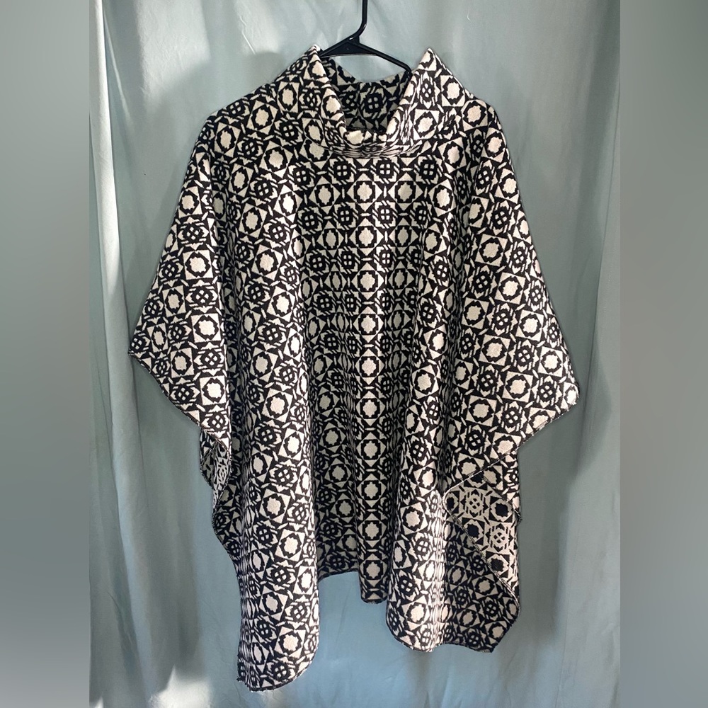 Poncho Blanket Shawl Cape Geometric Black And White One Size Mock Neck